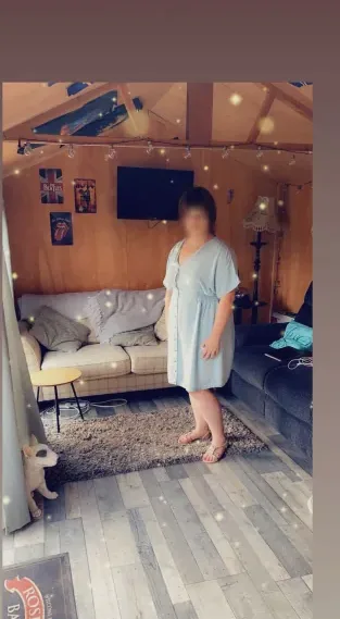 Manuela, 27