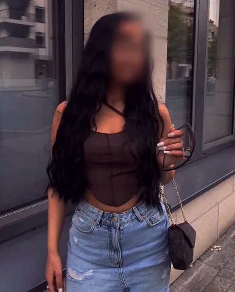 Nadine, 19