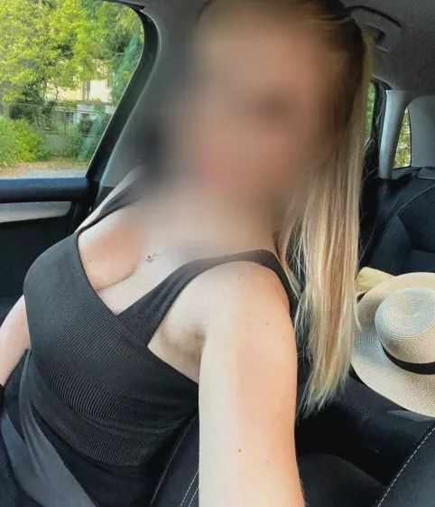 Nina, 33